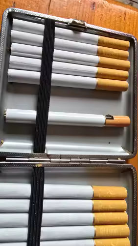 Mini Feuerzeug im Zigaretten-Look - Gas, Reibrad & Taschenformat